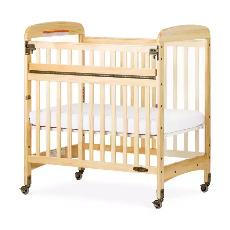 Lit de bébé compact et portable en bois avec 2 roues verrouillables, passe les portes, naturel