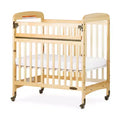 Lit de bébé compact et portable en bois avec 2 roues verrouillables, passe les portes, naturel