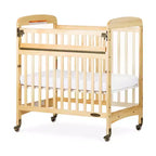 Lit de bébé compact et portable en bois avec 2 roues verrouillables, passe les portes, naturel
