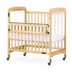 Lit de bébé compact et portable en bois avec 2 roues verrouillables, passe les portes, naturel