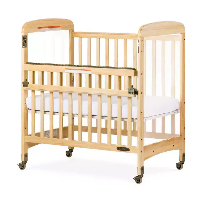 Lit de bébé compact et portable en bois avec 2 roues verrouillables, passe les portes, naturel