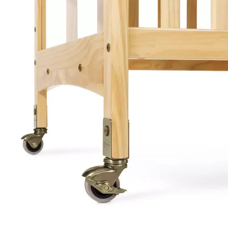 Lit de bébé compact et portable en bois avec 2 roues verrouillables, passe les portes, naturel