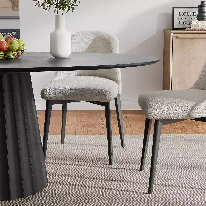 Table à manger ovale en bois massif 67x33.5 avec piètement conique élégant pour 6 personnes
