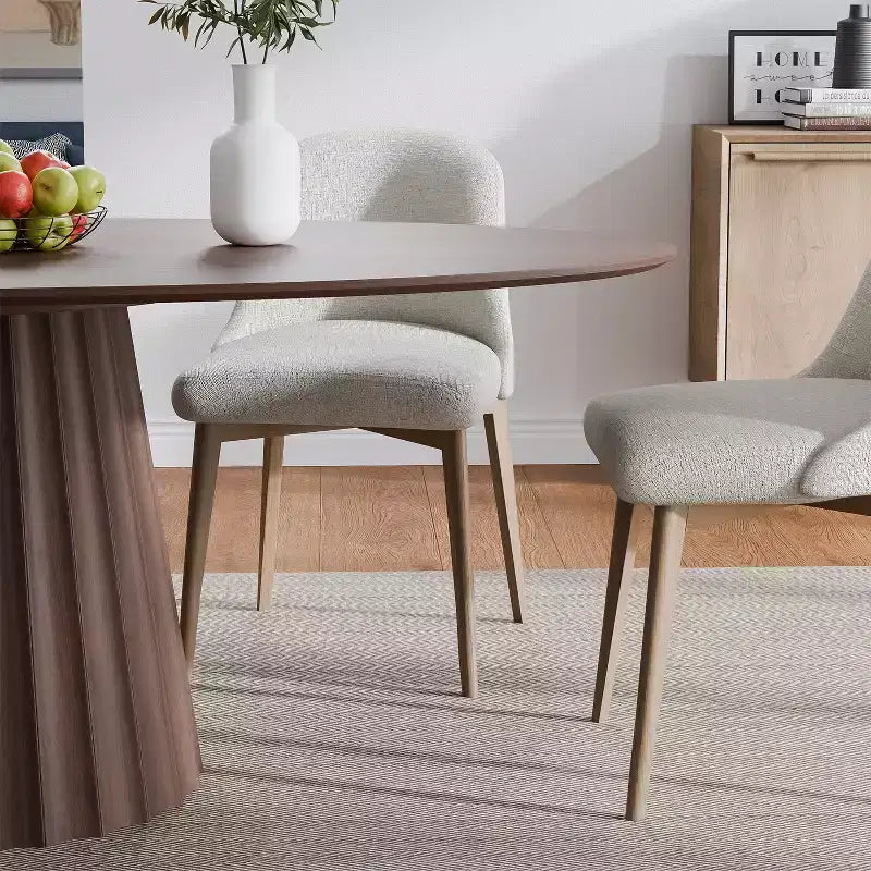 Table à manger ovale en bois massif 67x33.5 avec piètement conique élégant pour 6 personnes