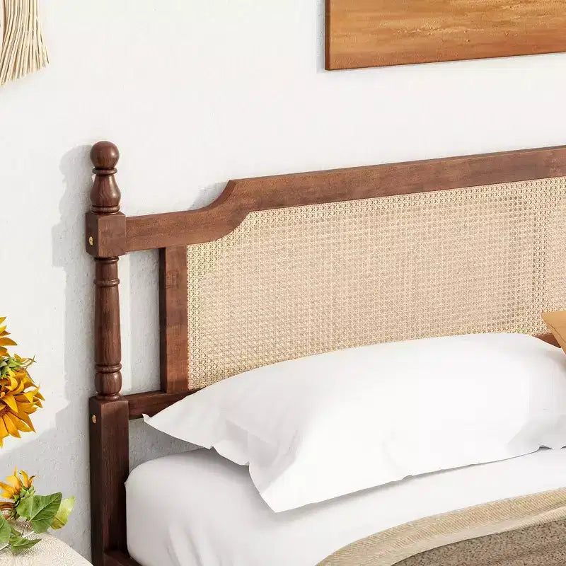 Lit en bois King Pine avec tête et pied de lit en rotin, marron