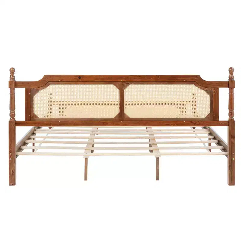 Lit en bois King Pine avec tête et pied de lit en rotin, marron