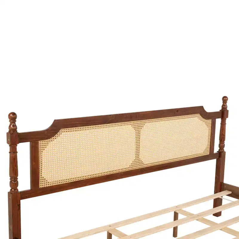 Lit en bois King Pine avec tête et pied de lit en rotin, marron