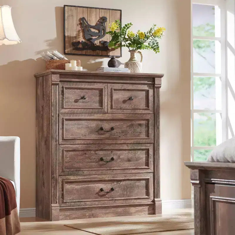 Commode de ferme de 46 po avec 5 tiroirs et détails de colonnes romaines pour chambre à coucher
