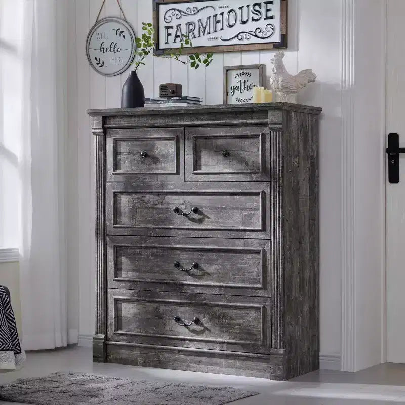 Commode de ferme de 46 po avec 5 tiroirs et détails de colonnes romaines pour chambre à coucher