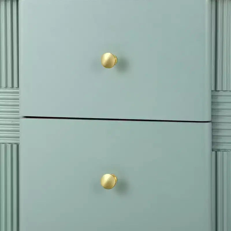 Table de chevet minimaliste moderne avec 2 tiroirs, poignées dorées et design texturé