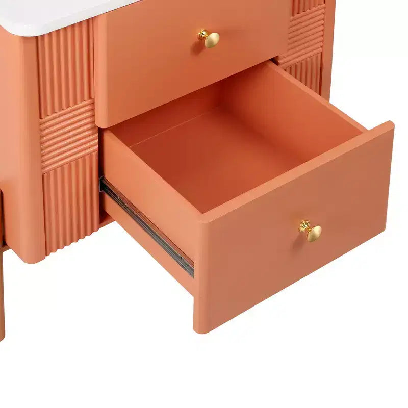 Table de chevet minimaliste moderne avec 2 tiroirs, poignées dorées et design texturé