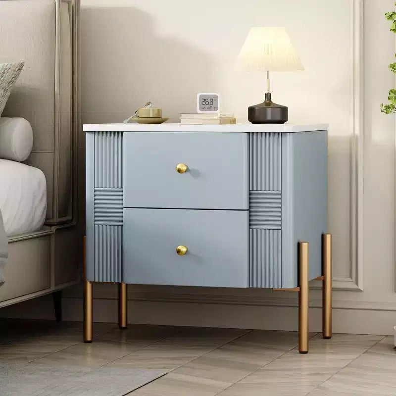 Table de chevet minimaliste moderne avec 2 tiroirs, poignées dorées et design texturé