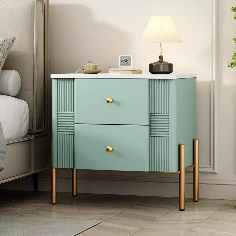 Table de chevet minimaliste moderne avec 2 tiroirs, poignées dorées et design texturé