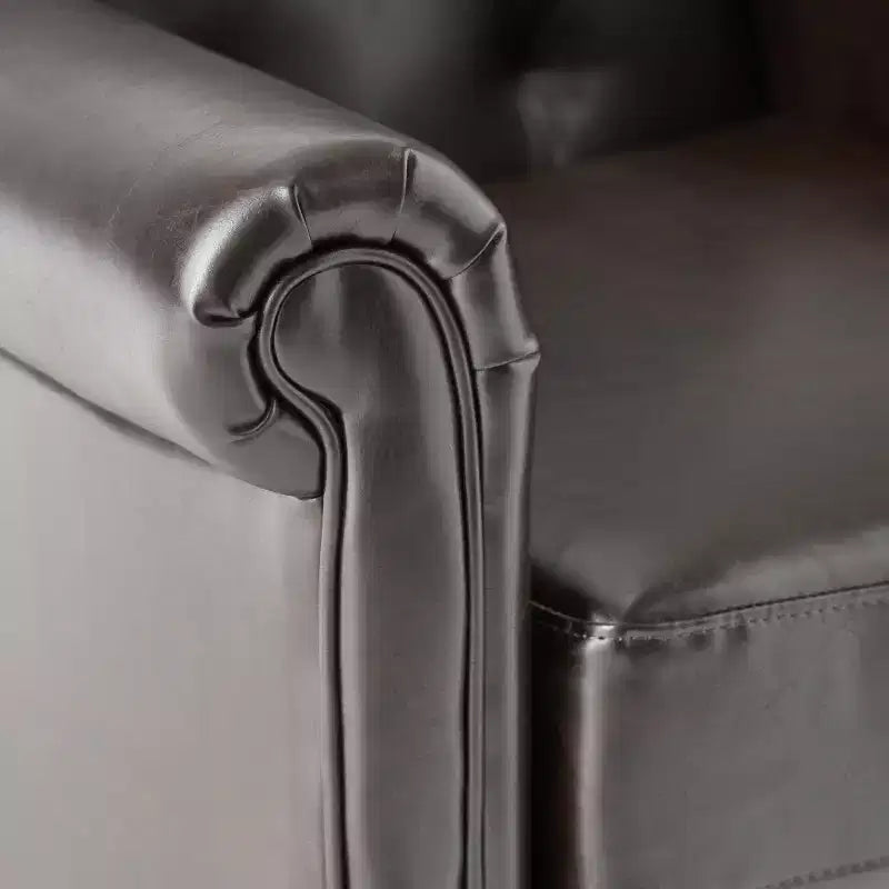 Fauteuil club contemporain capitonné en cuir reconstitué avec accoudoirs arrondis