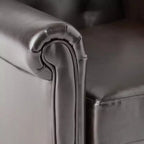 Fauteuil club contemporain capitonné en cuir reconstitué avec accoudoirs arrondis